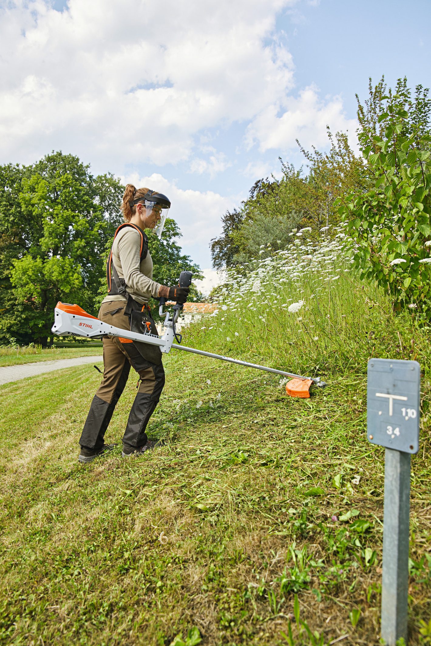 Stihl FSA 135, Cordless Brush Cutter With 36V Battery & Charger, All Lawn Trimming & Grass Cutting