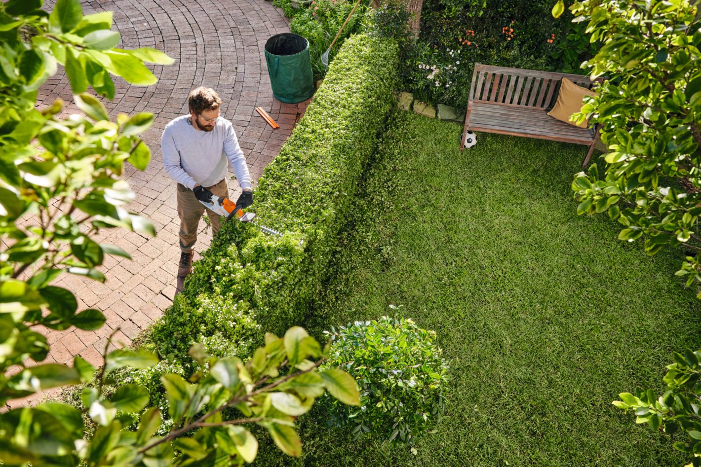 Stihl HSA 30, 10.8V Cordless / Battery Hedge Trimmer with Batter & Charger | 45 cm Blade