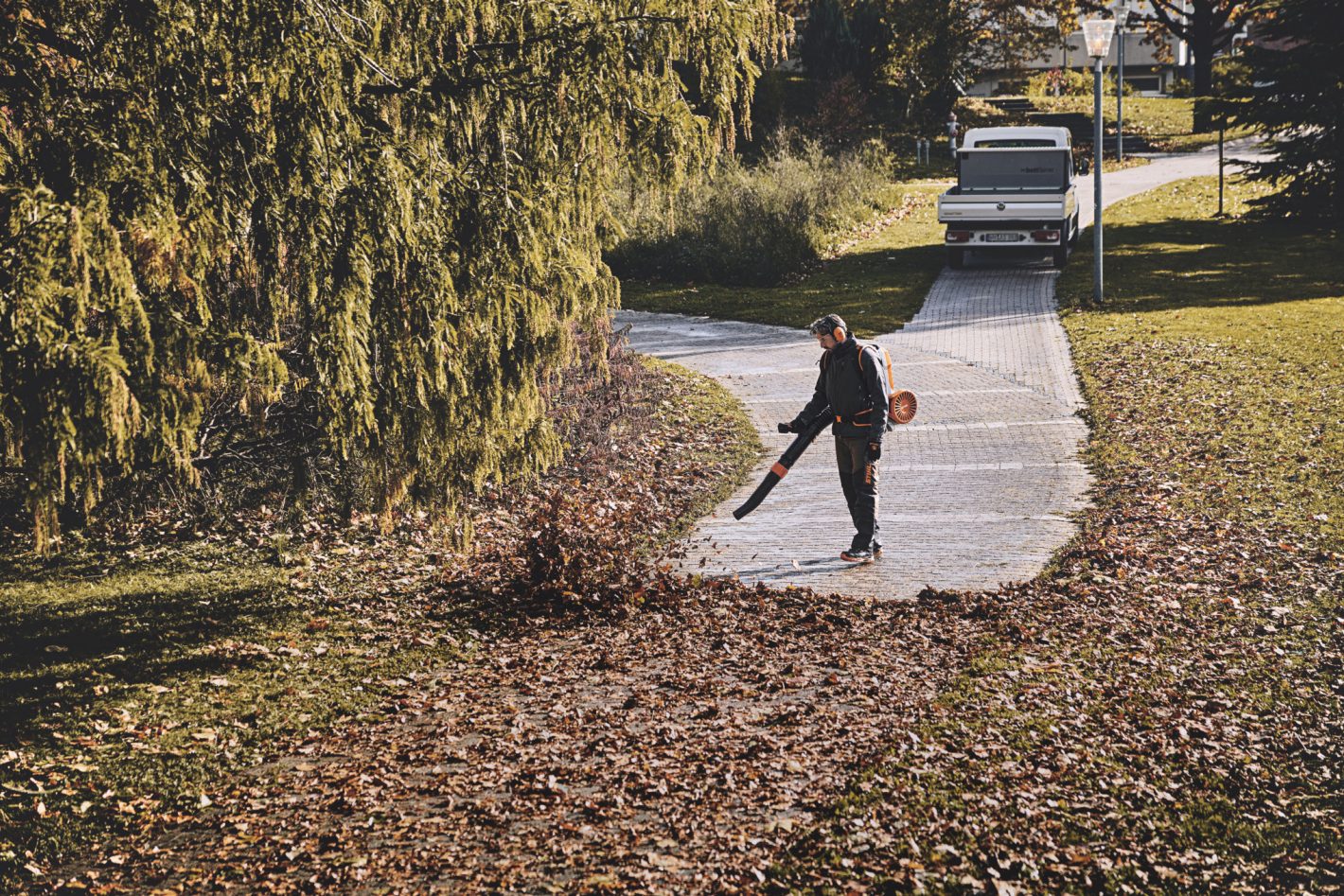 Backpack battery-powered leaf blower BGA 300