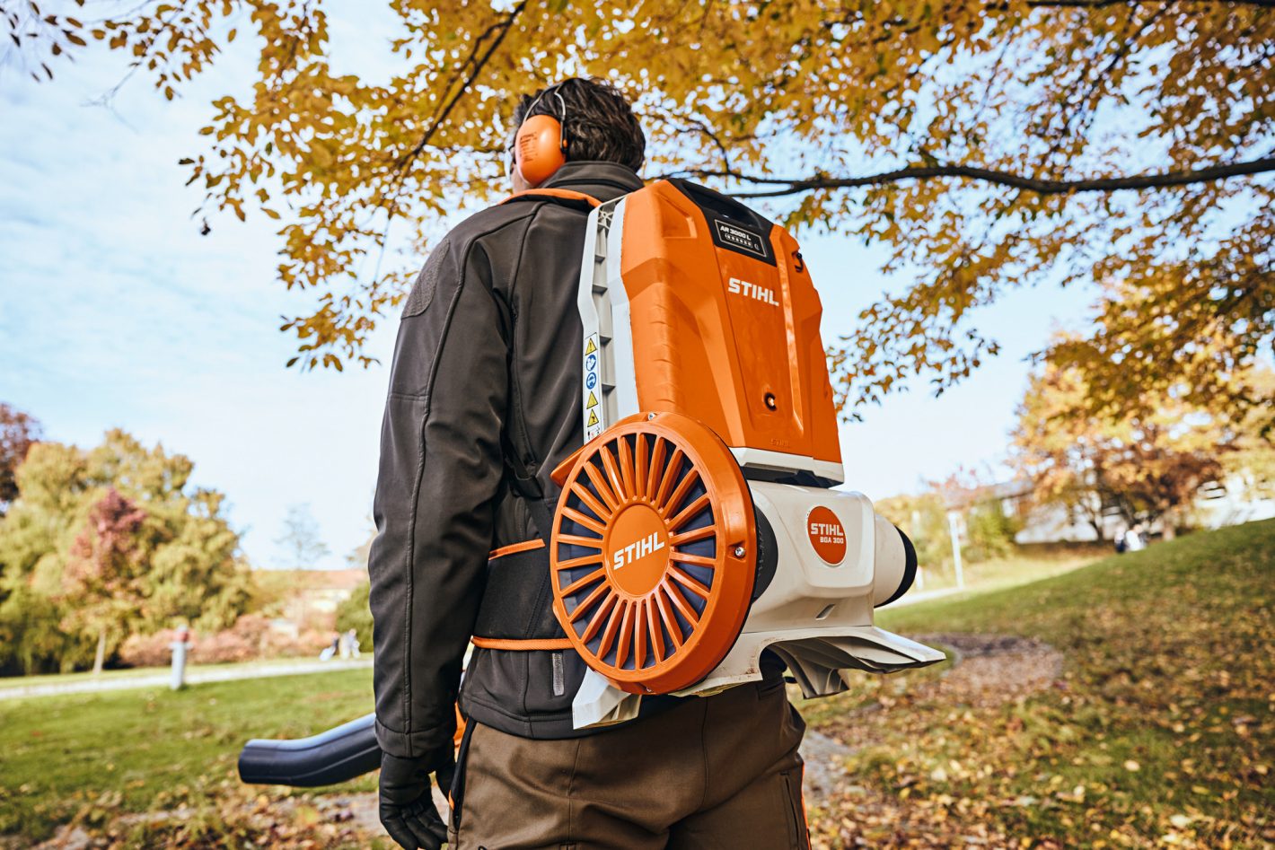 Backpack battery-powered leaf blower BGA 300